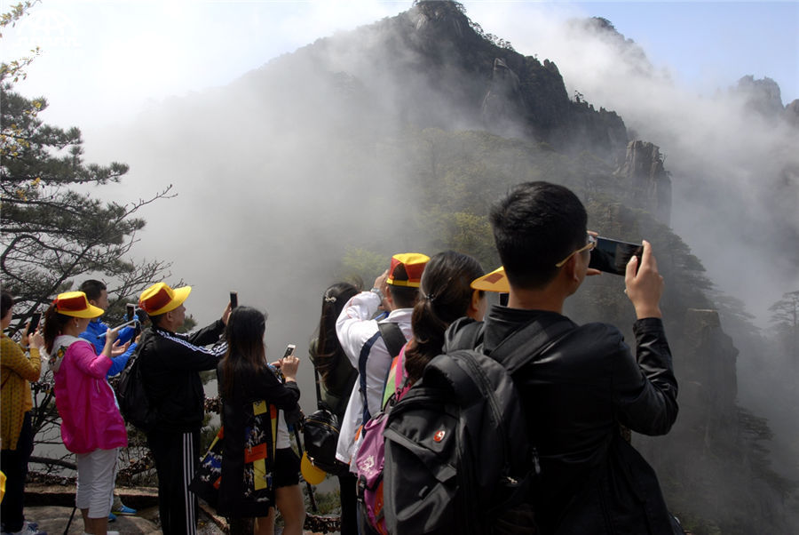 '五一'节后黄山现波澜壮阔大云海美景 震撼游人