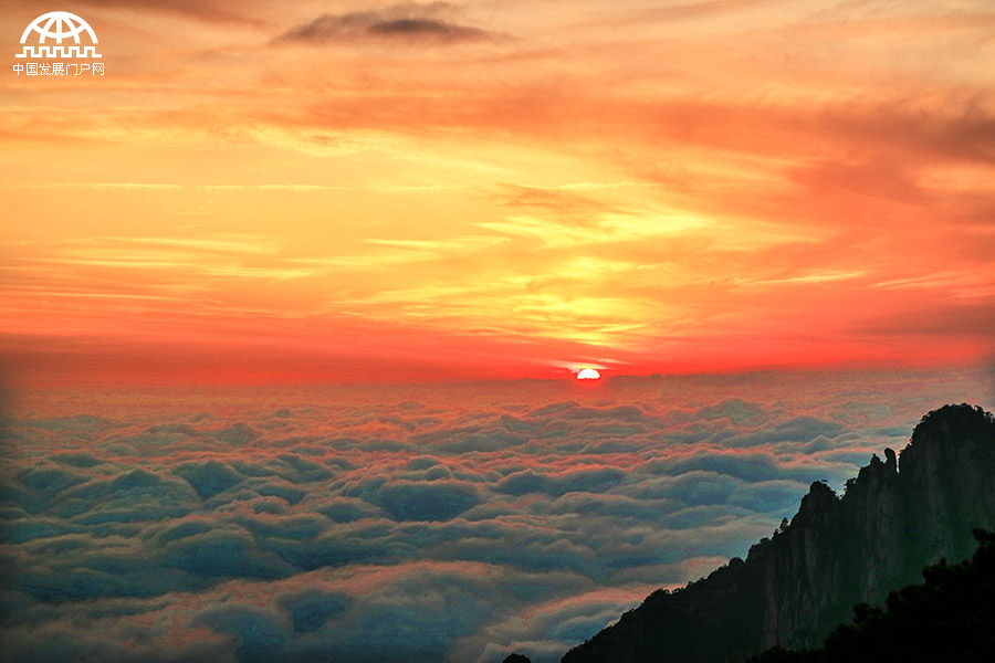 黄山:日落西山红霞飞 七彩佛光惹人醉