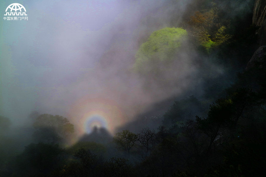 黄山:日落西山红霞飞 七彩佛光惹人醉