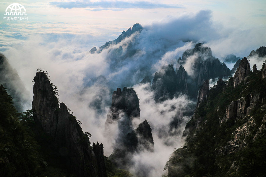 黄山:日落西山红霞飞 七彩佛光惹人醉