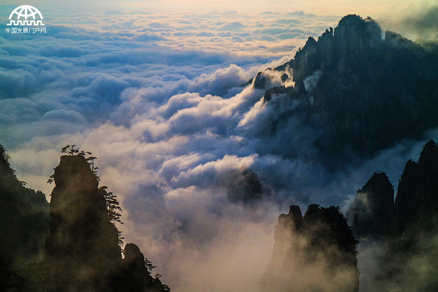 黄山:日落西山红霞飞 七彩佛光惹人醉