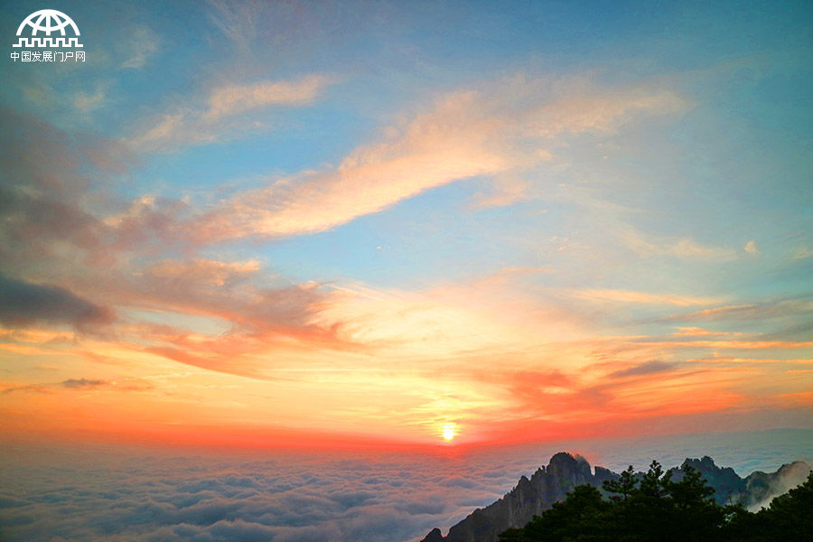 黄山:日落西山红霞飞 七彩佛光惹人醉