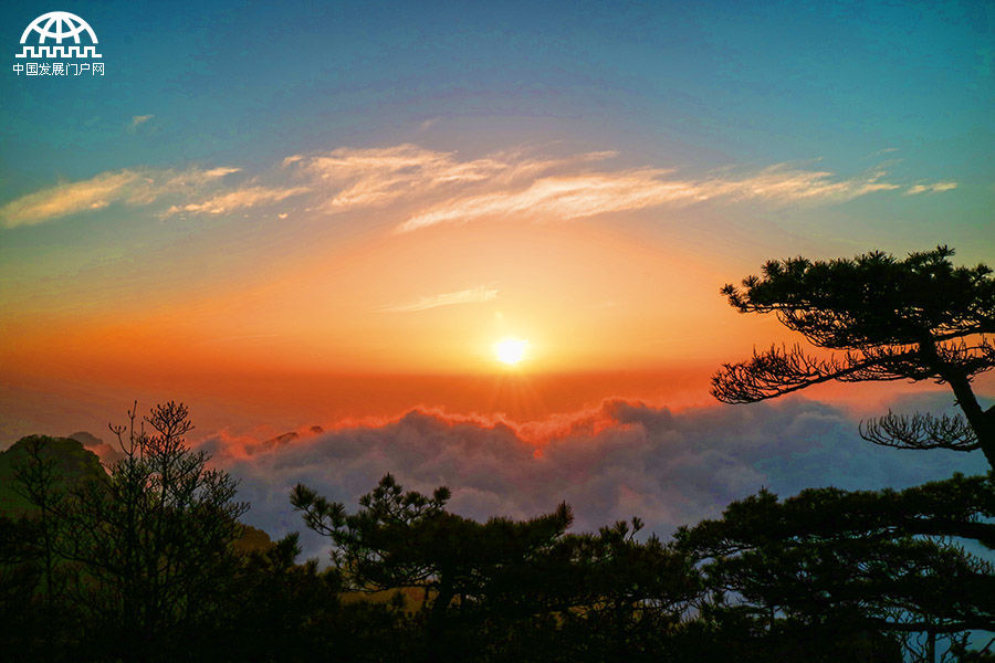 黄山:日出东方霞满天 变幻莫测是云烟