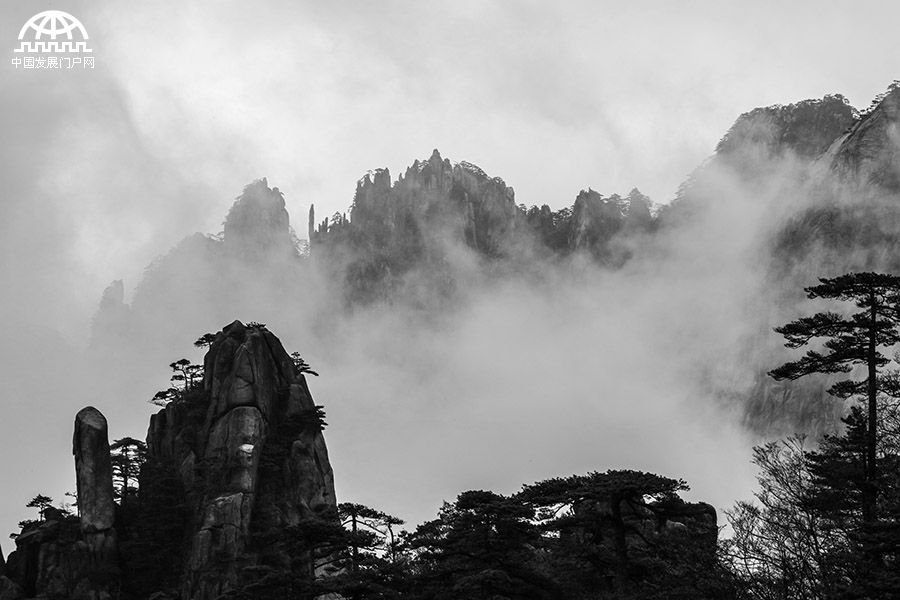 黄山:日出东方霞满天 变幻莫测是云烟