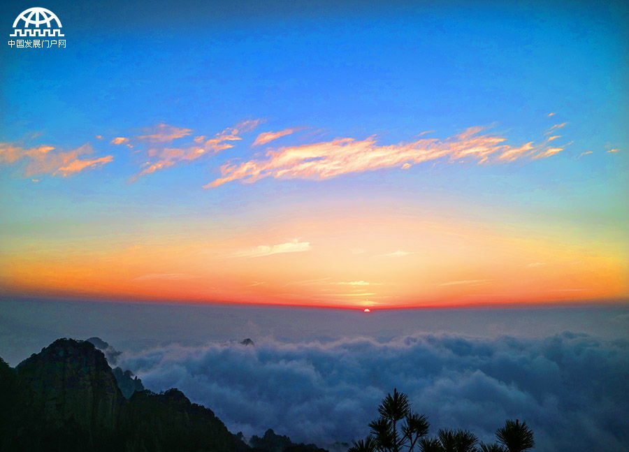 黄山:日出东方霞满天 变幻莫测是云烟