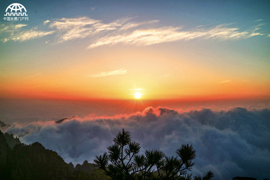 黄山:日出东方霞满天 变幻莫测是云烟