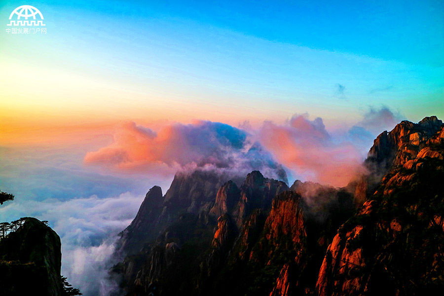 黄山:日出东方霞满天 变幻莫测是云烟