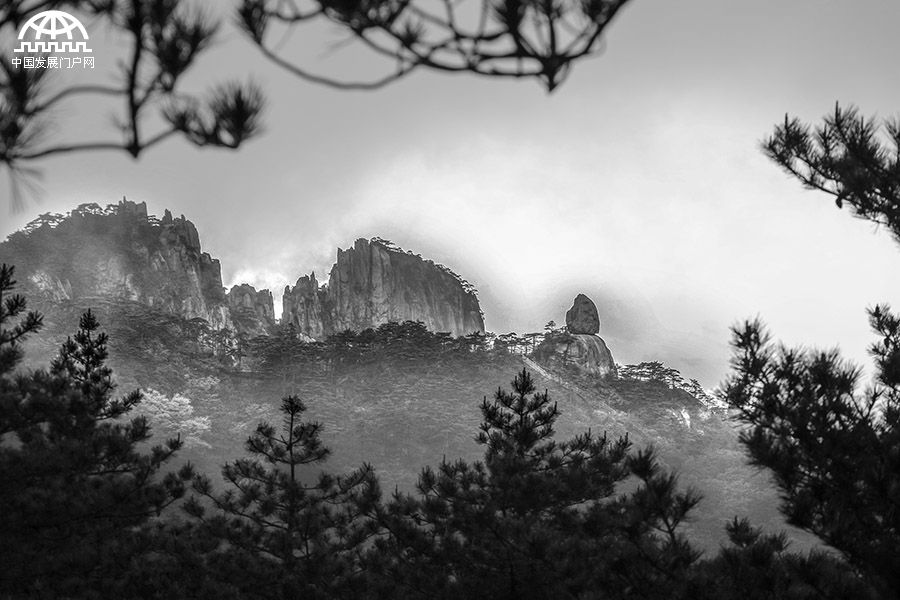 黄山:日出东方霞满天 变幻莫测是云烟