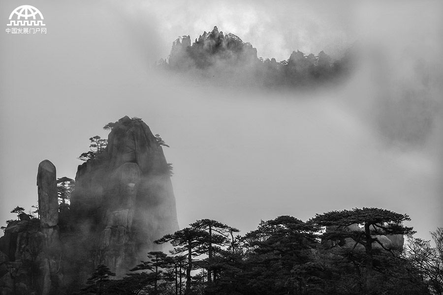 黄山:日出东方霞满天 变幻莫测是云烟