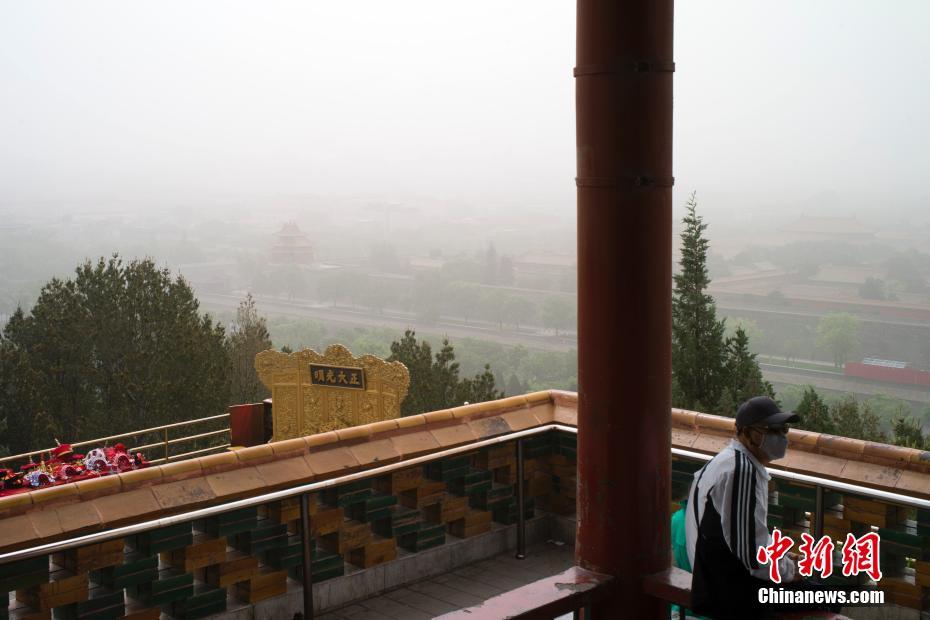 北京发布沙尘蓝色预警 城区遭沙尘笼罩