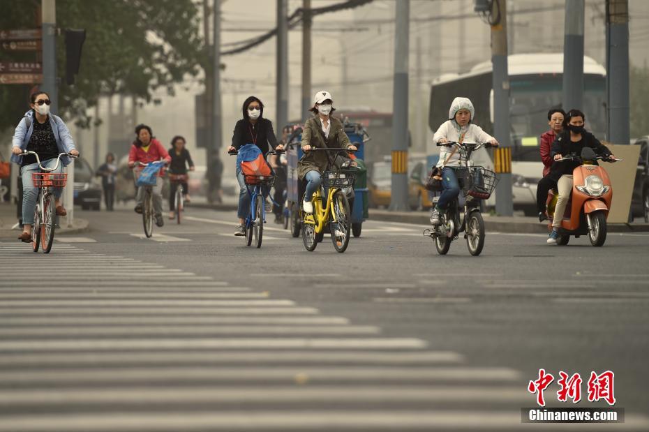 北京发布沙尘蓝色预警 城区遭沙尘笼罩