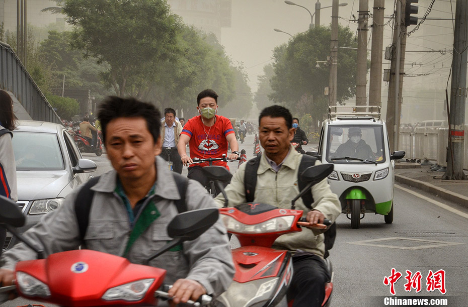 北京发布沙尘蓝色预警 城区遭沙尘笼罩