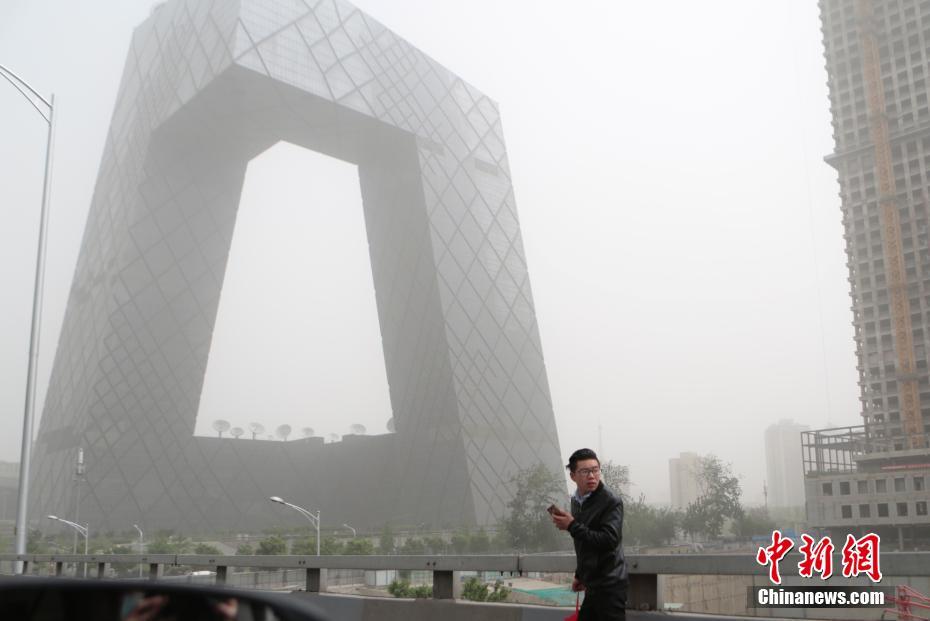 北京发布沙尘蓝色预警 城区遭沙尘笼罩