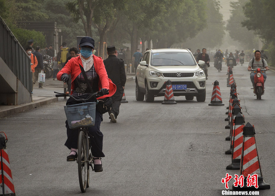 北京发布沙尘蓝色预警 城区遭沙尘笼罩