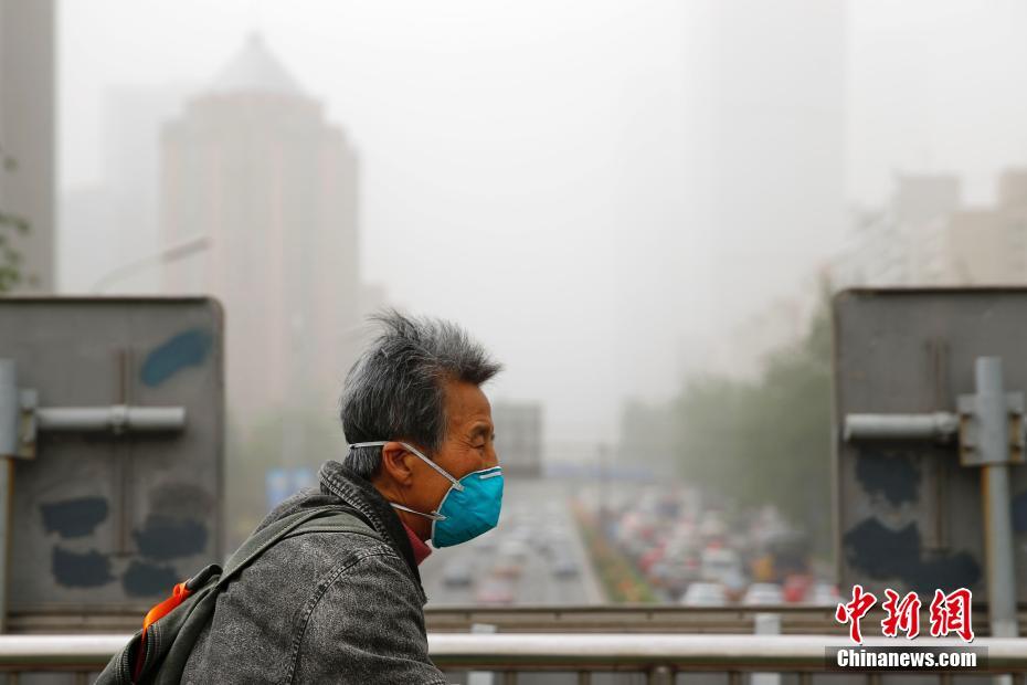 北京发布沙尘蓝色预警 城区遭沙尘笼罩