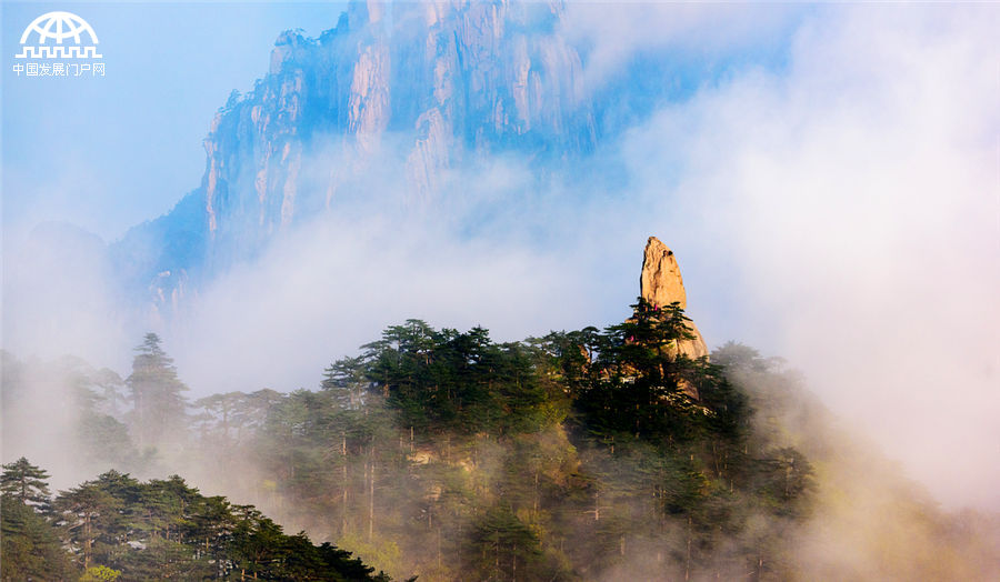 黄山:游客观云赏日场面 又是一道亮丽的风景