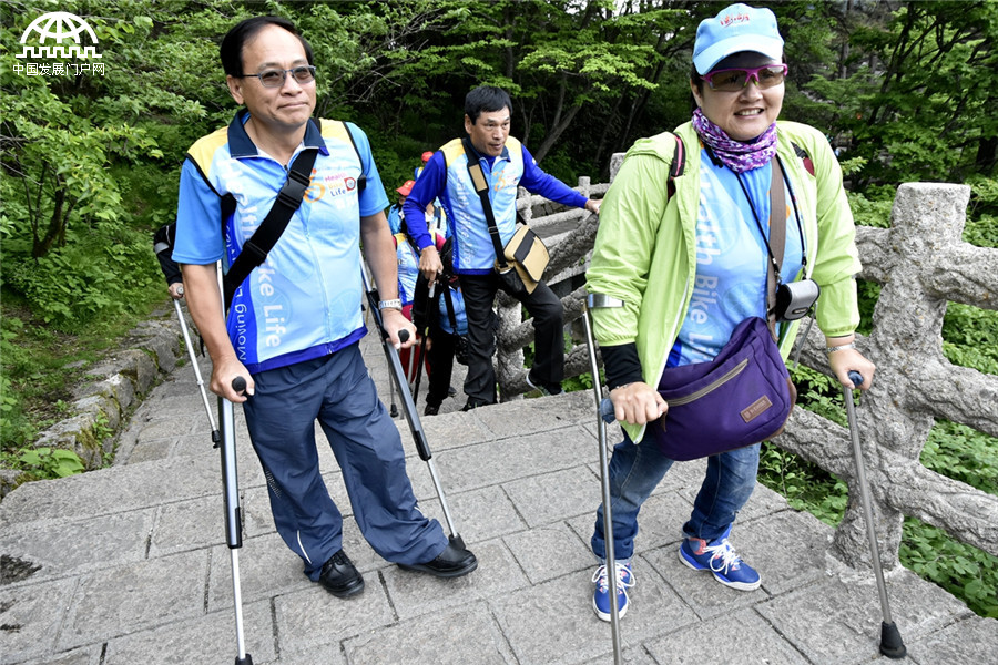 全国助残日 21名台湾身残人士坐轮椅拄拐杖游黄山