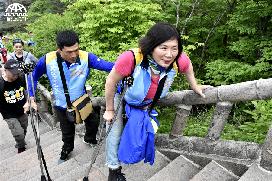 全国助残日 21名台湾身残人士坐轮椅拄拐杖游黄山
