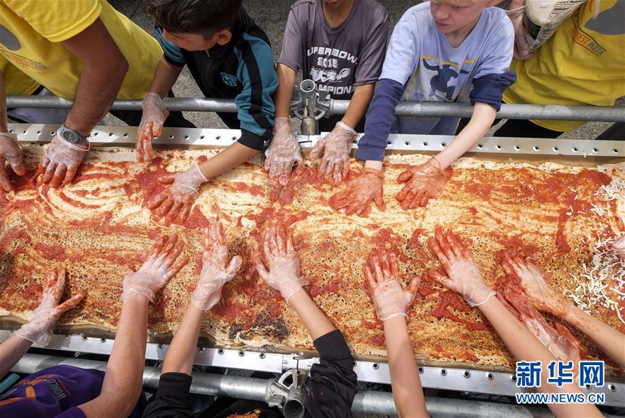美国加州制作世界最长披萨