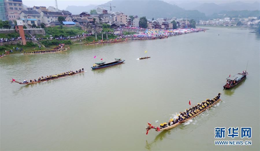 （社会）（2）贵州苗族群众欢度独木龙舟节