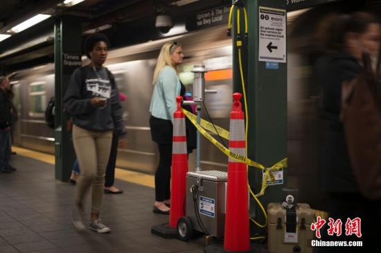 纽约曼哈顿地铁脱轨致34人轻微受伤