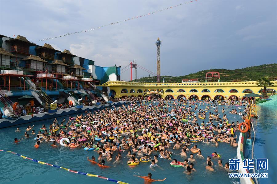 重庆：“以水为伴”躲高温