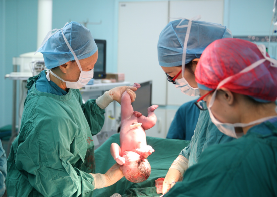 干细胞破解卵巢早衰难题 世界首例健康宝宝在南京诞生 