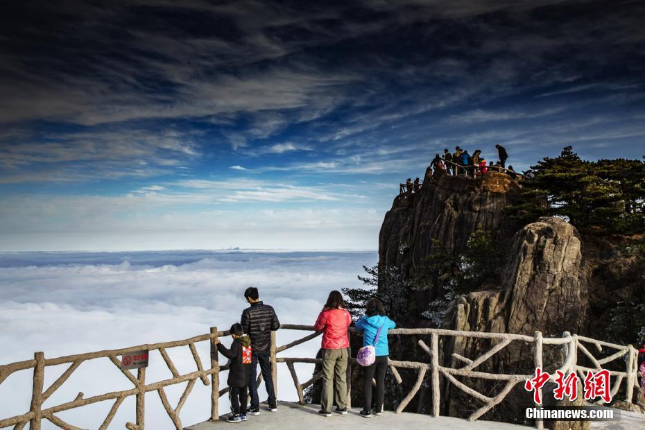 2月25日，经过一场春雨的洗礼后，“天下第一奇山”安徽黄山风景区出现了大面积的云海美景。26日早上，无边无际的云海如钱江大潮滔滔而来，与奇松怪石和绚丽的日出，构成了一幅幅妙趣横生的山水画卷，让人惊叹不已，游客纷纷拿出相机手机拍照留念。叶永清 摄