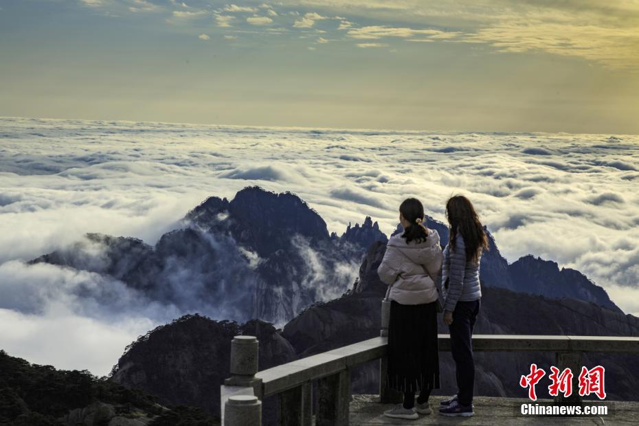 2月25日，经过一场春雨的洗礼后，“天下第一奇山”安徽黄山风景区出现了大面积的云海美景。26日早上，无边无际的云海如钱江大潮滔滔而来，与奇松怪石和绚丽的日出，构成了一幅幅妙趣横生的山水画卷，让人惊叹不已，游客纷纷拿出相机手机拍照留念。叶永清 摄