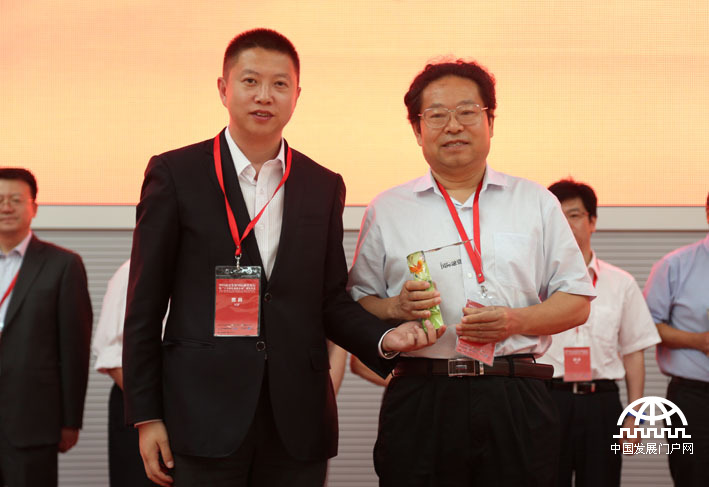 北京环境交易所董事长朱戈先生给广西昊旺生物科技有限公司颁奖