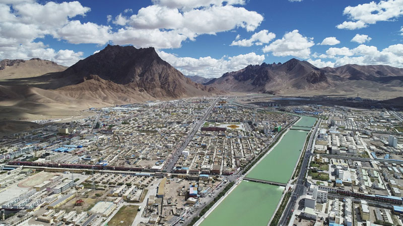 西藏阿里地区噶尔县狮泉河镇全景(9月10日无人机拍摄.