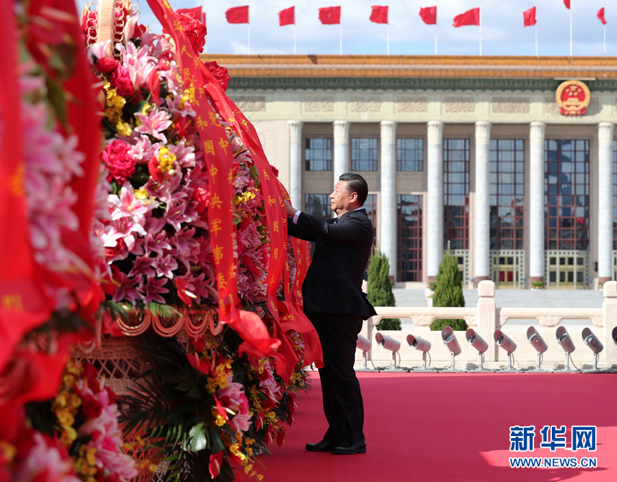 习近平等党和国家领导人出席向人民英雄敬献花篮仪式