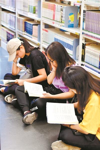 广州人的别样国庆假期：每天三万人选择到图书馆看书 