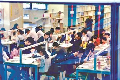 广州人的别样国庆假期：每天三万人选择到图书馆看书 