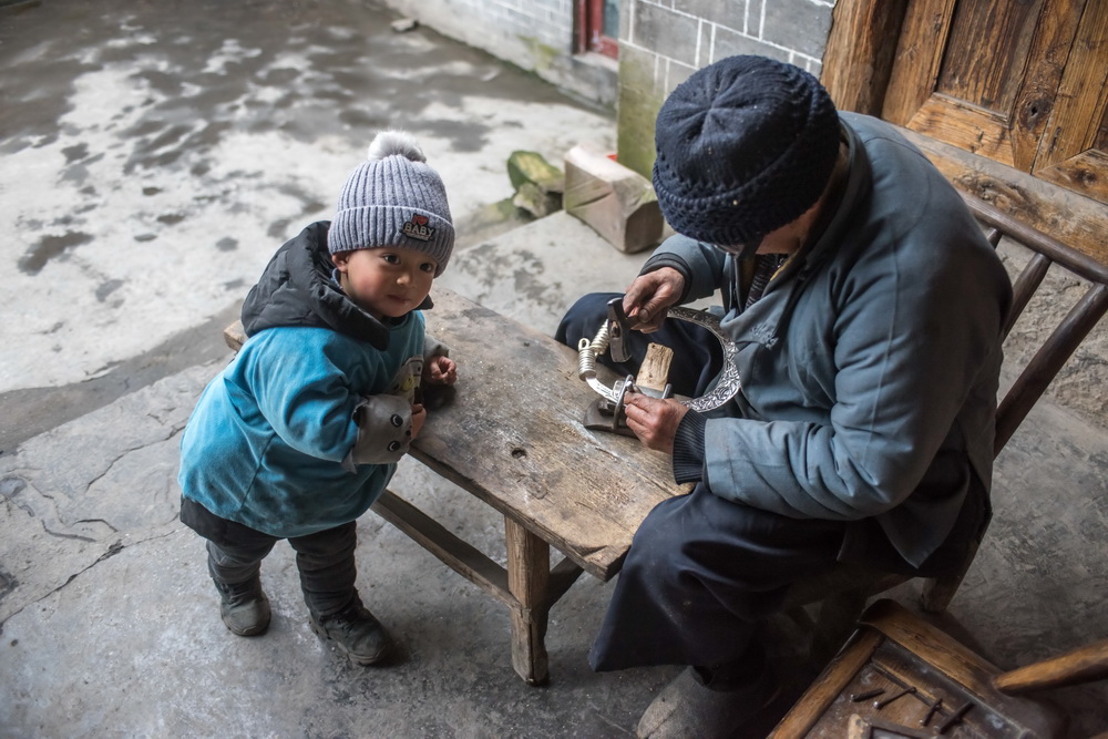 苗乡银匠世家：匠心锻制三代人