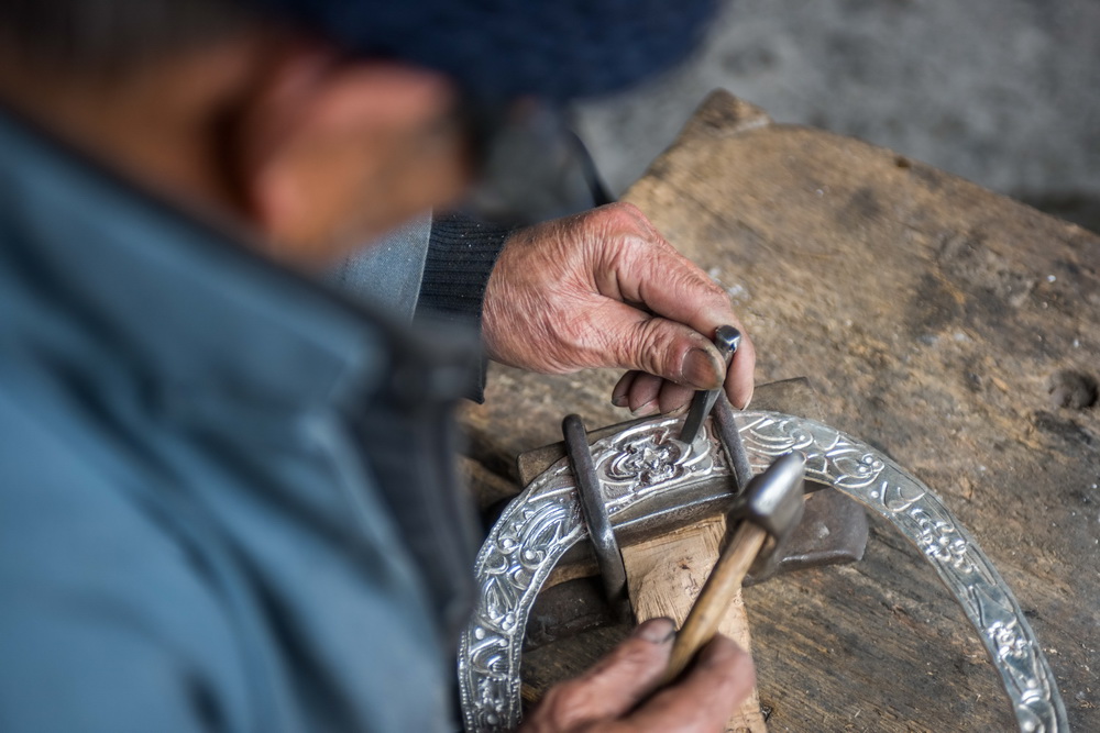 苗乡银匠世家：匠心锻制三代人