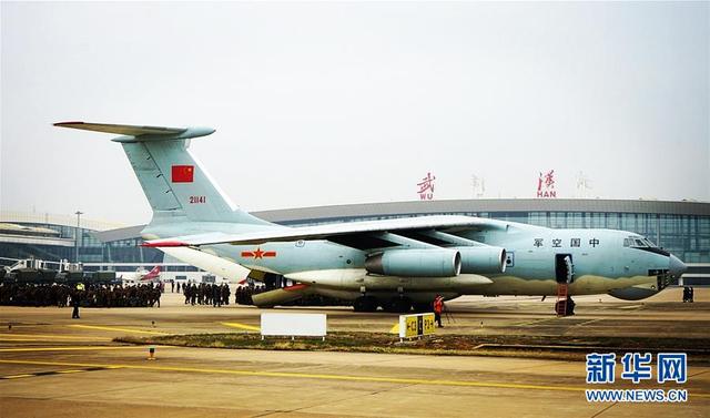 空军8架飞机紧急空运军队支援湖北医疗队抵达武汉