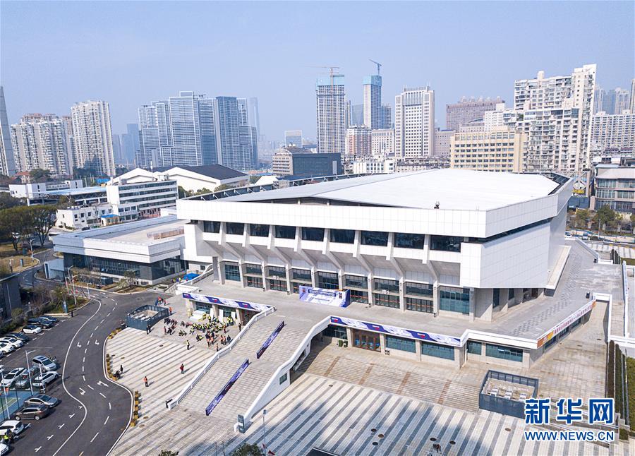 武汉抢建三所“方舱医院”[组图]