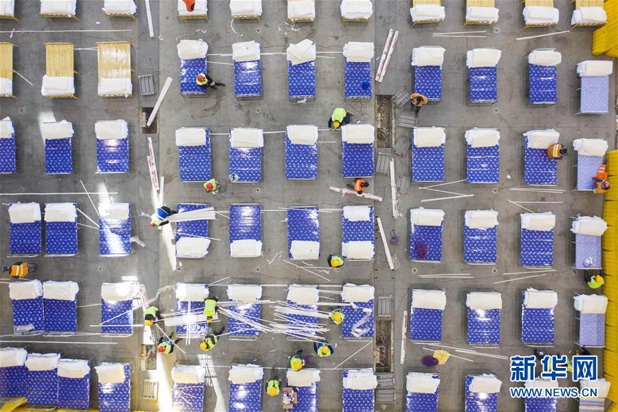 武汉抢建三所“方舱医院”[组图]