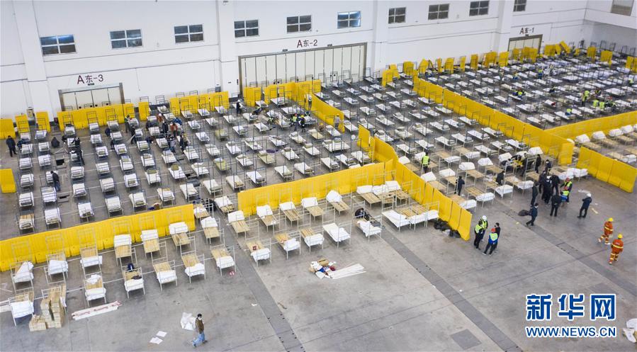 武汉抢建三所“方舱医院”[组图]