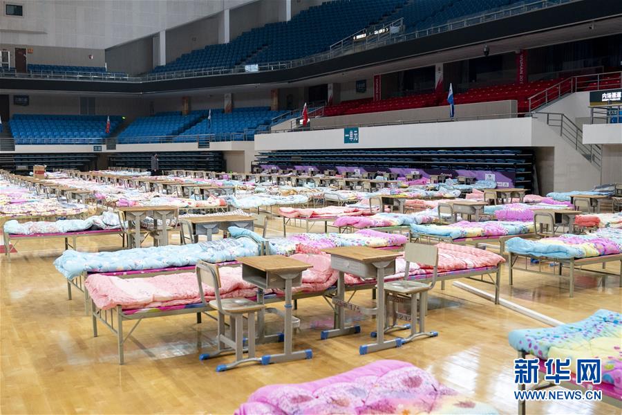 武汉抢建三所“方舱医院”[组图]