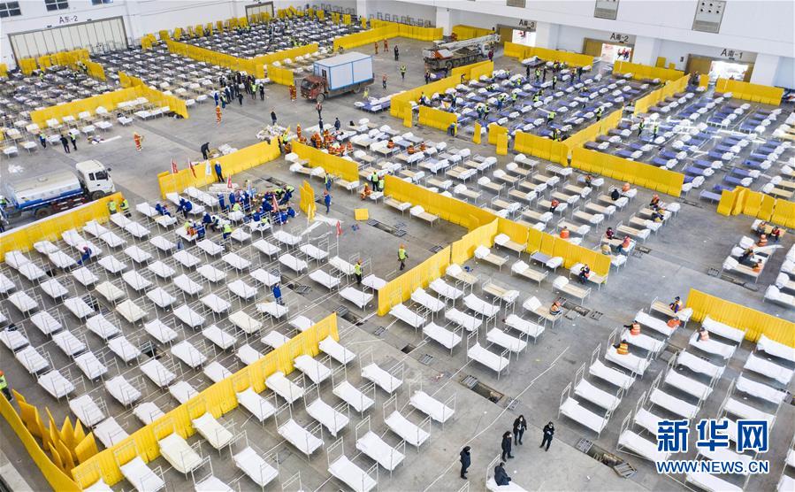 武汉抢建三所“方舱医院”[组图]