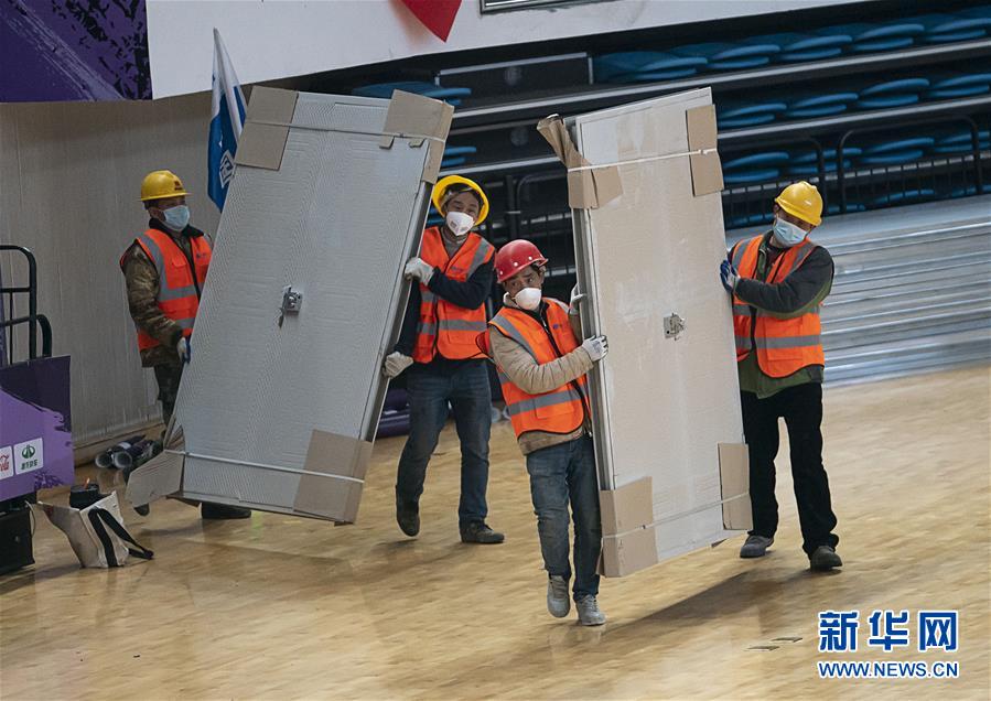 武汉抢建三所“方舱医院”[组图]