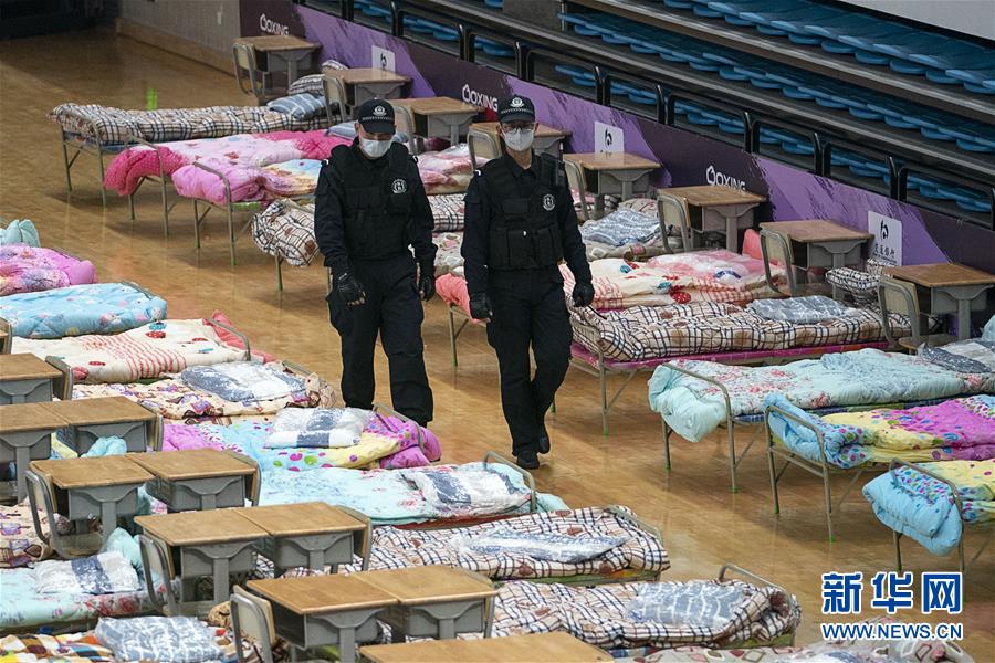 武汉抢建三所“方舱医院”[组图]