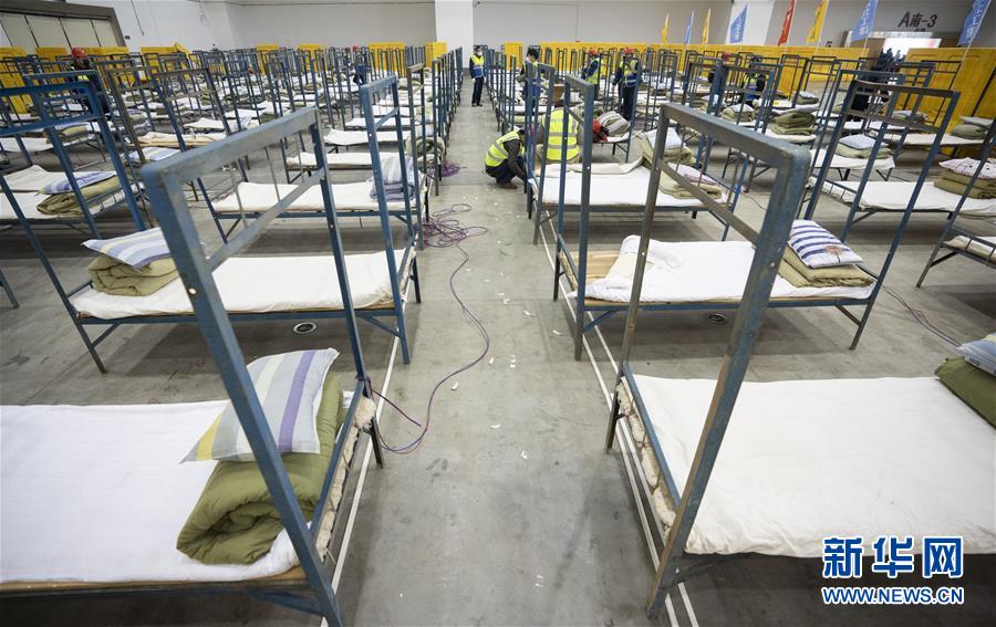 武汉抢建三所“方舱医院”[组图]