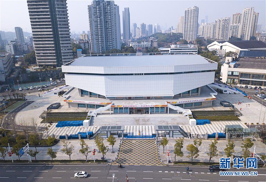 武汉抢建三所“方舱医院”[组图]