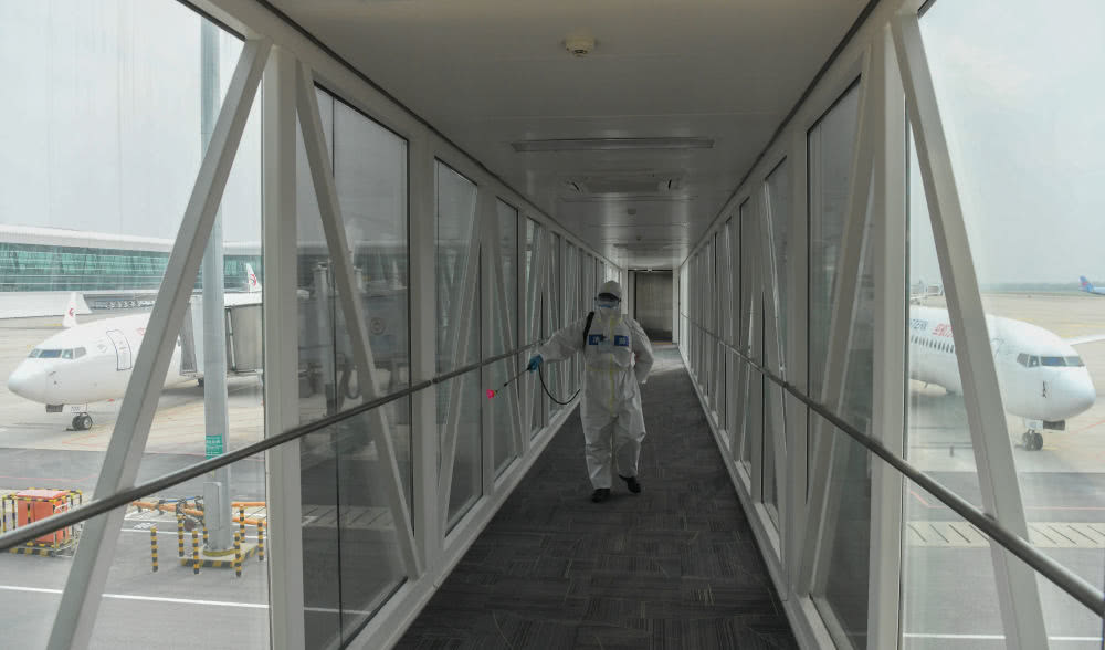 武漢天河機場為復航開展消殺作業[組圖]