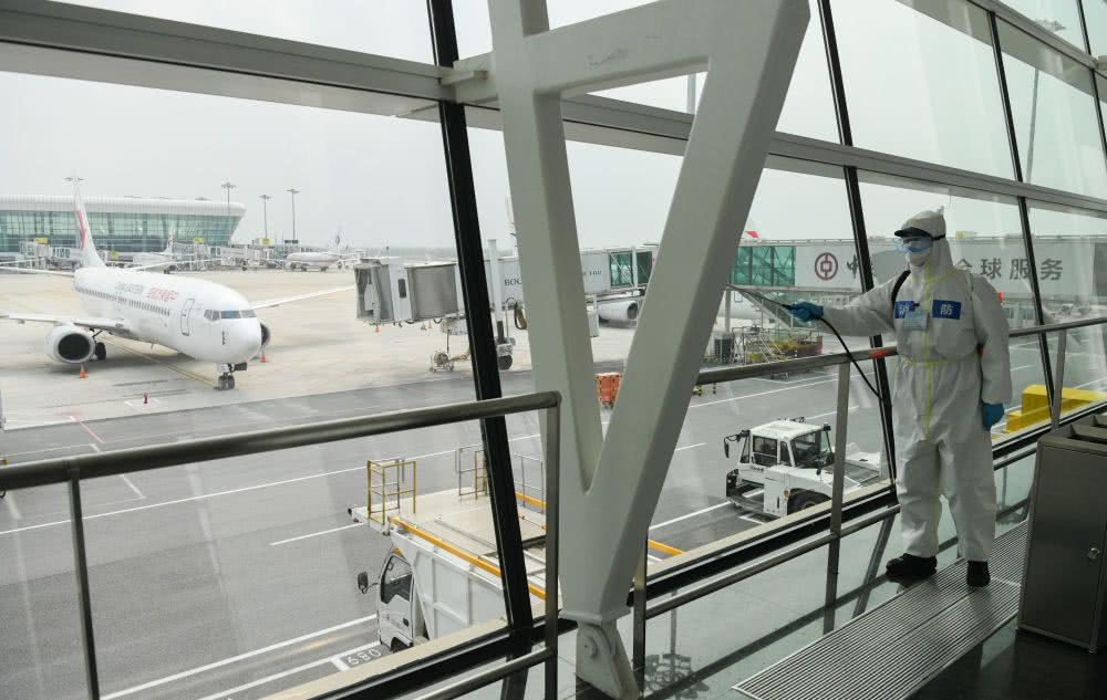 武漢天河機場為復航開展消殺作業[組圖]
