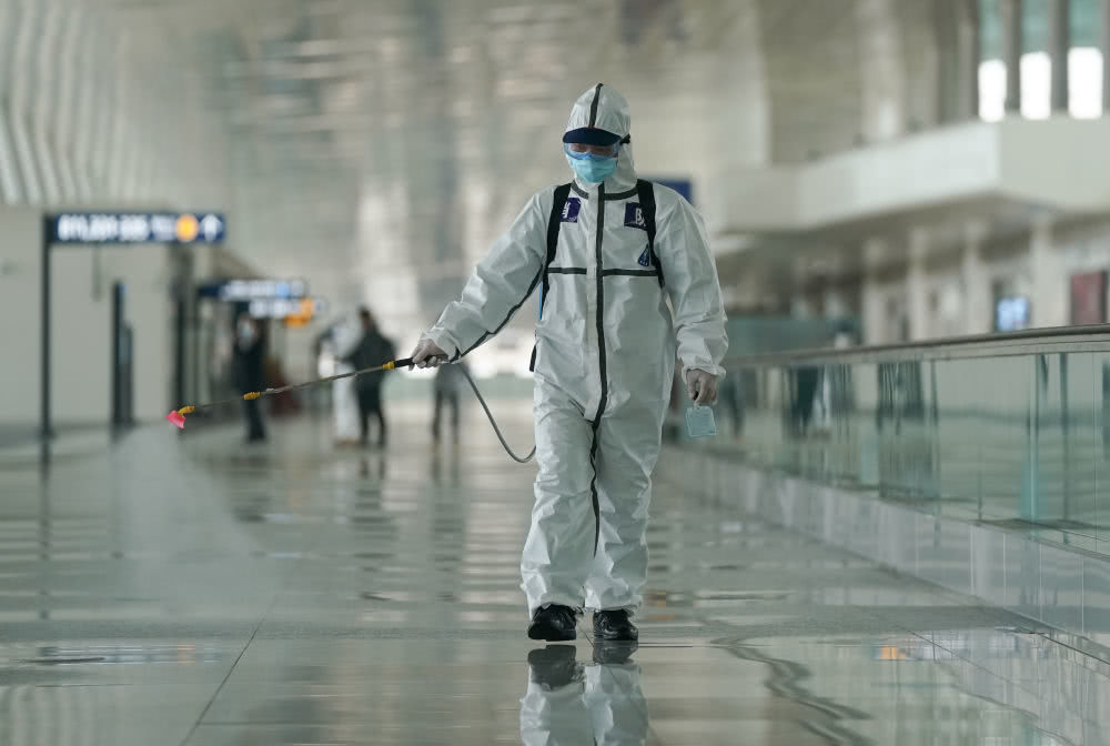 武漢天河機場為復航開展消殺作業[組圖]