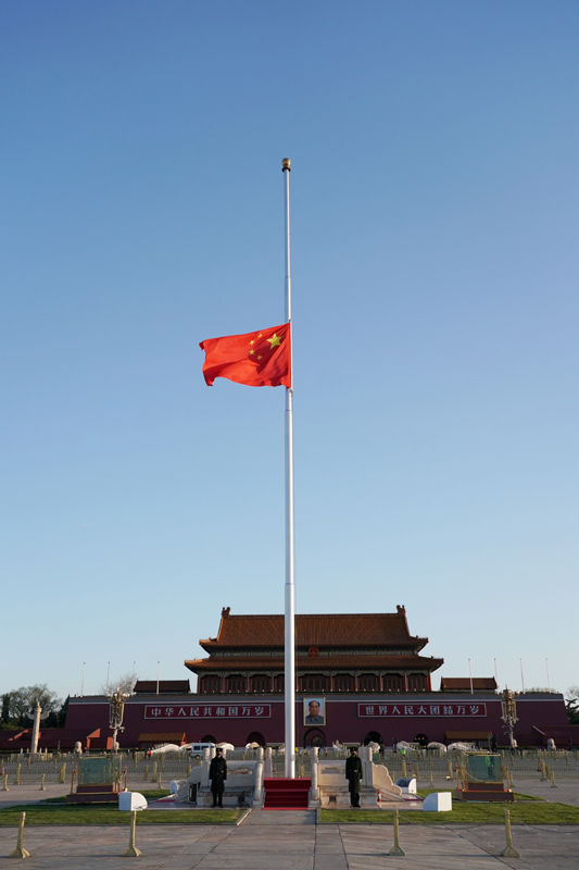 4月4日，北京天安门广场降下半旗，表达对抗击新冠肺炎疫情斗争牺牲烈士和逝世同胞的深切哀悼。